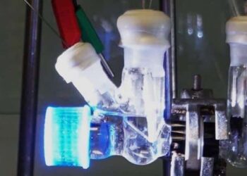 Нов реактор превръща CO2 и пластмаса в устойчиво гориво и козметични продукти