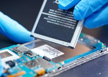 Нов закон на ЕС принуждава производителите на смартфони да произвеждат лесно сменяеми батерии