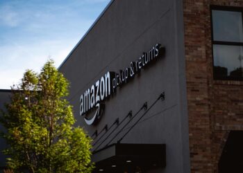 Amazon избира зеления водород за декарбонизирането на операциите си