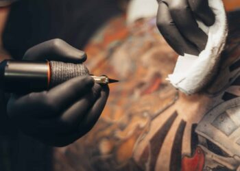 Австрия с оферта за безплатен транспорт за хора, които си татуират думата “Klimaticket”