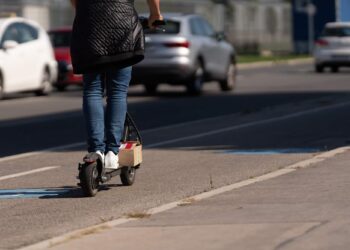 Париж забранява електрическите тротинетки под наем