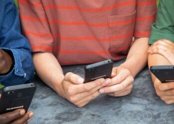 От недрата на Земята до джоба ви – пътуването на смартфона