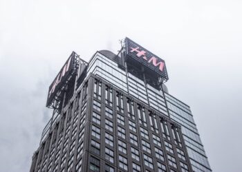 H&M стартира съвместно предприятие за събиране и сортиране на дрехи