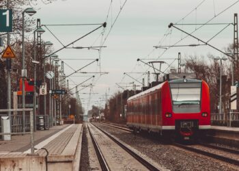 Франция въведе данък на самолетните билети, в полза на пътуването с влак