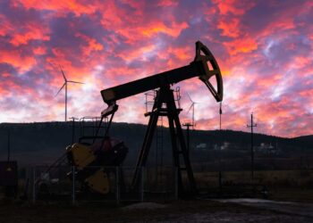 Австралия прие закон за ограничаване на емисиите от нефт и газ