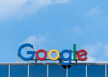 Google все още печели от климатичната дезинформация