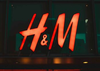 H&M отчита 44% намаление в употребата на пластмасови опаковки