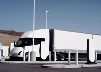 Камионът на Tesla е изминал 800 км с едно зареждане