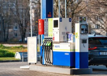 България иска ЕС да отложи забраната за бензинови и дизелови коли