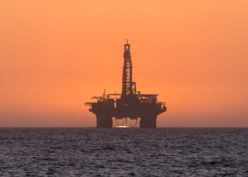 Грийнпийс с обвинения към 12 големи петролни и газови компании