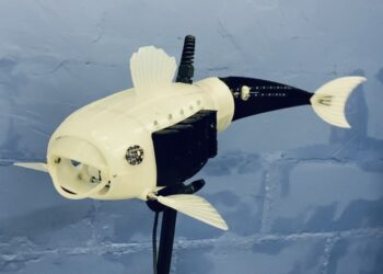 3D-принтирана риба робот филтрира микропластмасата във водата