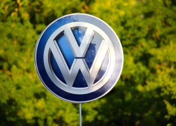 Volkswagen ще преквалифицира 22 000 от служителите си