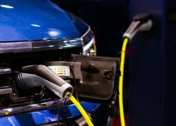Франция намалява субсидиите за EV за купувачи с по-високи доходи