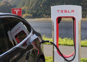Tesla отново на съд за неправилно изхвърляне на опасни отпадъци