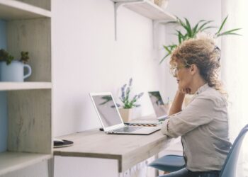 жена, лаптоп, работа, работеща жена