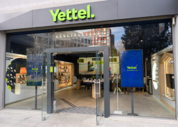 Yettel поставя тактилни ленти за незрящи хора в магазините си