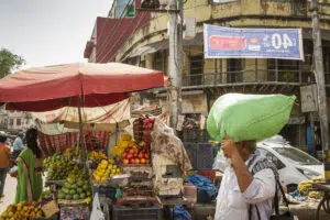 Как живеят жителите на един от най-горещите градове в света? 2 bustling street market scene with vibrant fruit st 2026 03 25 03 52 12 utc