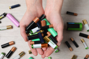 Малката батерия, която продължава да подпалва центровете за рециклиране 2 lithium ion batteries